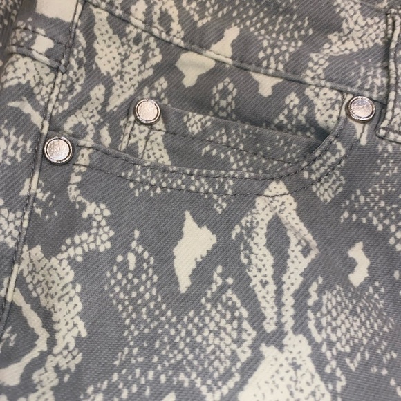 J. McLaughlin Lexi Jeans Snakeskin Pattern Gray White Size 6 Note Short - Picture 4 of 11